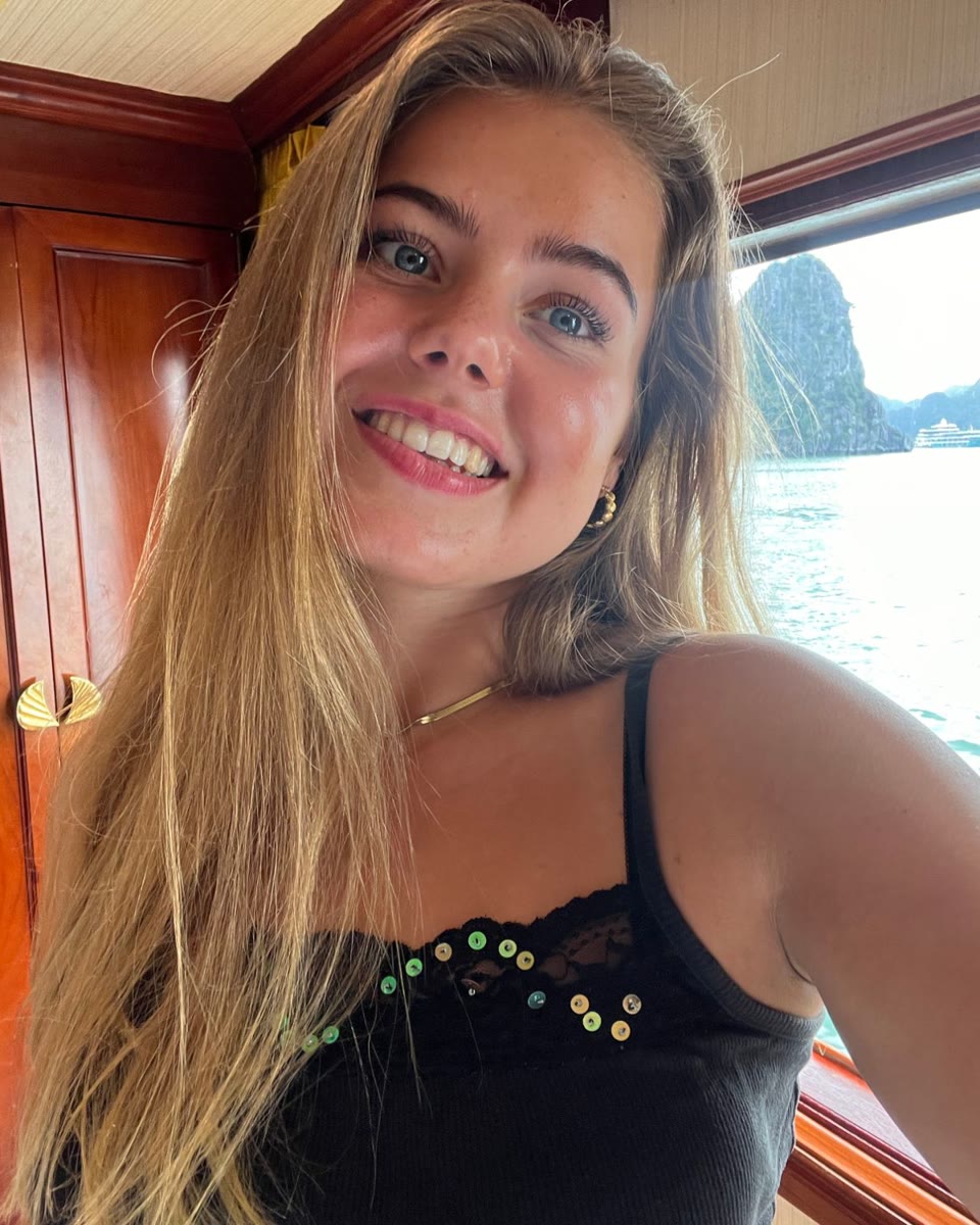 Ann-Sofie Giortz smiler på en båd